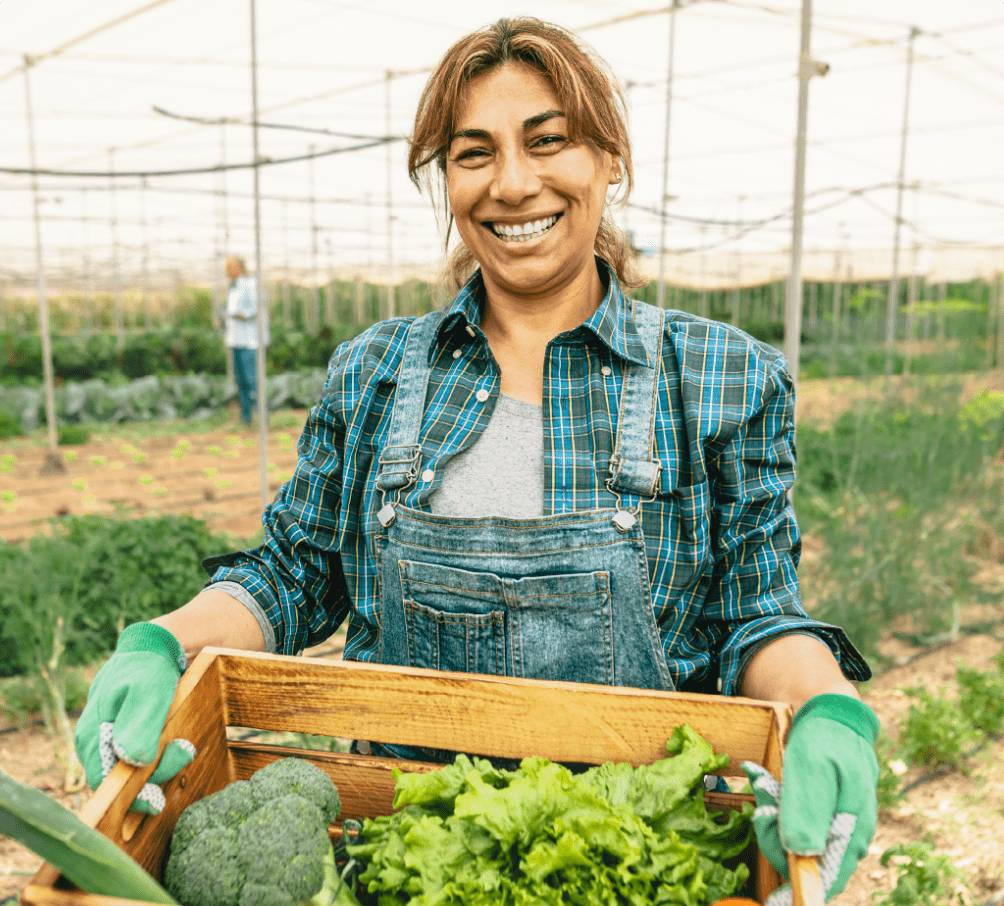 agricultora com colheira